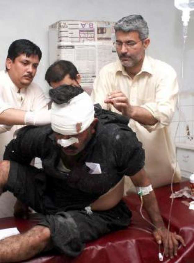 پشاور، متنی بازار دھماکہ میں زخمی ہونیوالے ایک شخص کو مقامی ..