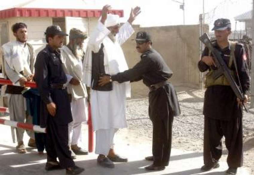 چمن، پاک افغان بارڈر پر سیکورٹی اہلکار افغانستان سے آنیوالوں‌کی ..