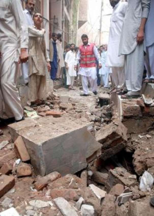 پشاور، سرکئی گیٹ کے علاقہ میں بم دھماکہ کے بعد امدادی کاررائیاں‌جاری ..