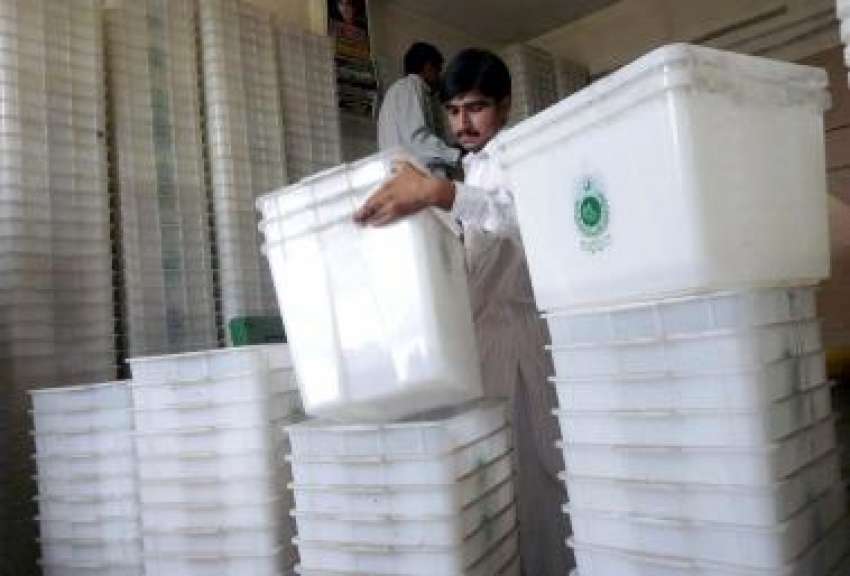 راولپنڈی، الیکشن کمیشن کے حکام انتخابات کے موقع پر پولنگ ..