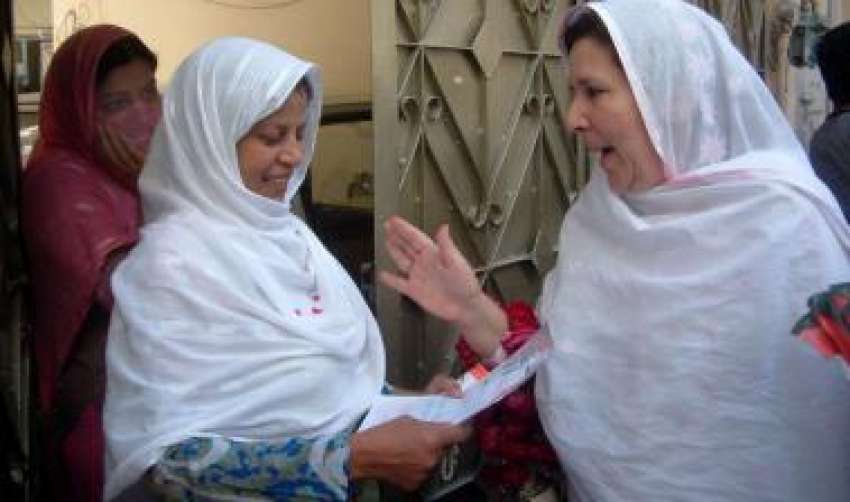 راولپنڈی، پاکستان تحریک انصاف کے چئیرمین عمران خان کی بہنیں ..