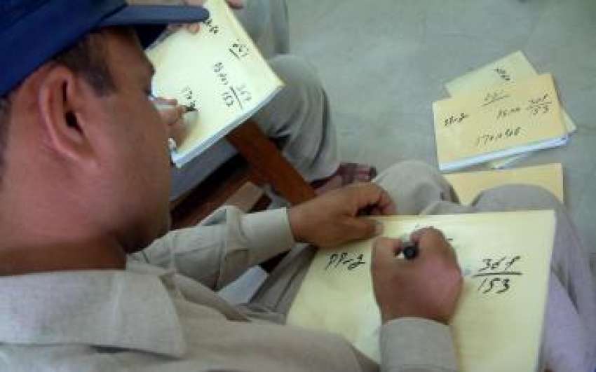 راولپنڈی، الیکشن کمیشن کے اہلکار انتخابات کے حوالے سے ووٹر ..