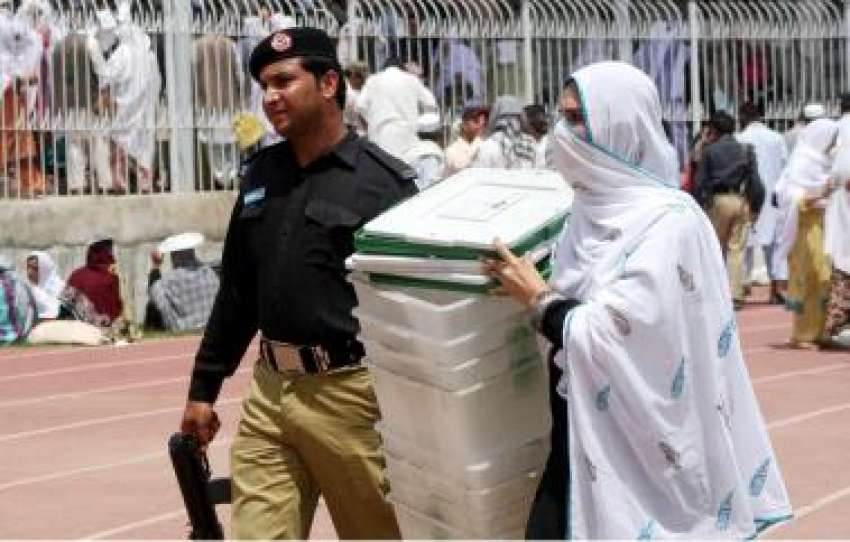 پشاور: الیکشن کمیشن کی ورکر پولیس کی زیر نگرانی بیلٹ باکس ..