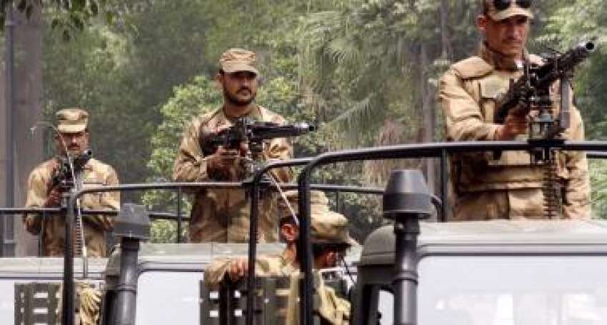 لاہور، پاک فوج کے اہلکار ایک پولنگ سٹیشن کے باہر الرٹ کھڑے ..