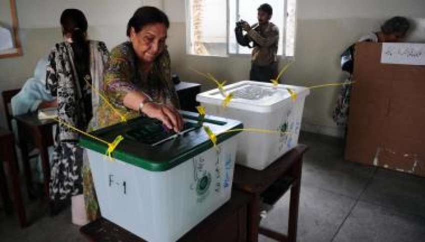 کراچی، حلقہ 250 کے ایک پولنگ سٹیشن پر معمر خاتون ووٹ کاسٹ ..