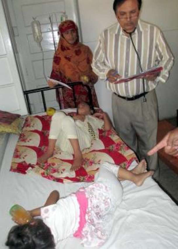 چنیوٹ، مقامی ہسپتال میں ڈاکٹر خسرہ سے متاثرہ بچی کا طبی ..