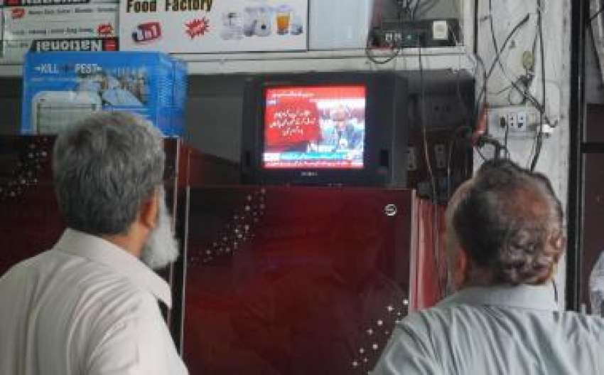 اسلام‌آباد، ایک الیکٹرانکس کی دکان پر شہری وزیر خزانہ سینیٹر ..