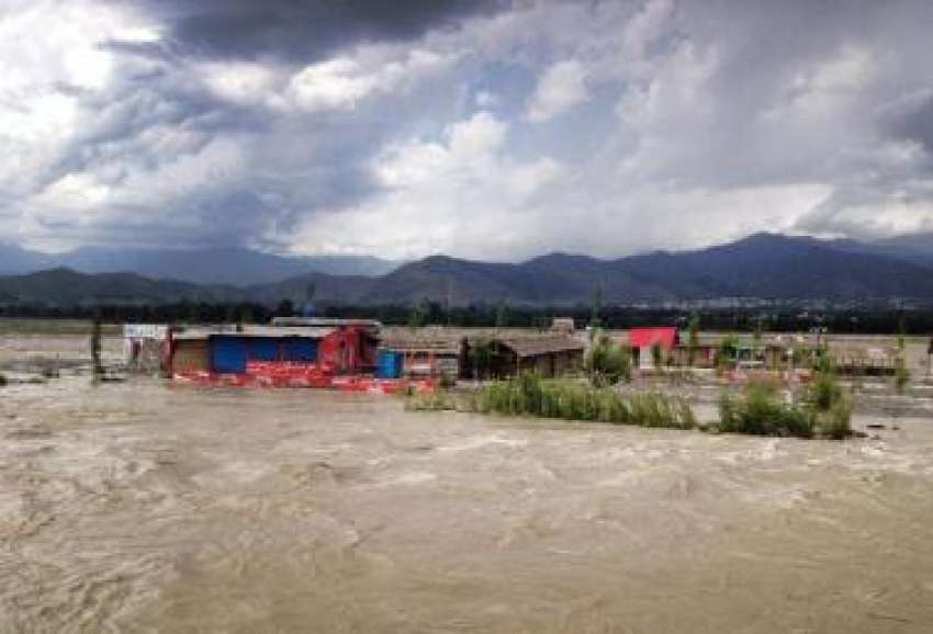 سوات، دریائے سوات میں سیلاب کے بعد دریا کنارئے قائم ہوٹل ..