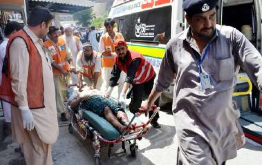 پشاور، مسجد میں خودکش حملہ سے زخمی ہونے والے ایک شخص کو طبی ..