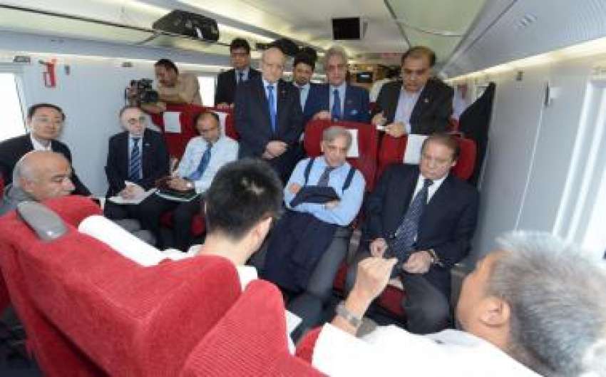 شنگھائی: وزیر اعظم میاں نواز شریف کو بلٹ ٹرین میں سفر کے ..