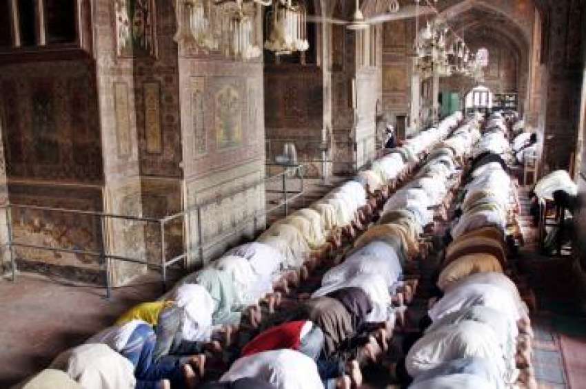 لاہور، شہری مسجد وزیر خان میں رمضان المبارک کے پہلے جمعہ ..