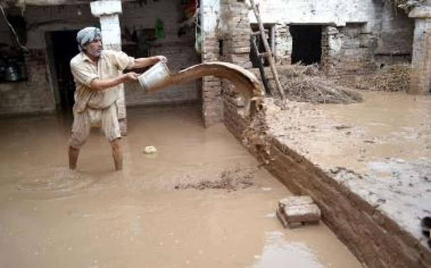 پشاور، چارسدہ روڈ کا رہائشی سیلابی پانی اپنے گھر سے نکال ..