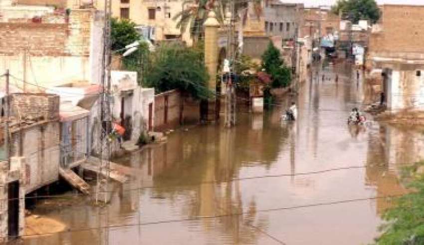 سکھر، شدید بارش کے بعد پیر زادہ محلہ روڈ پانی میں ڈوبا ہوا ..