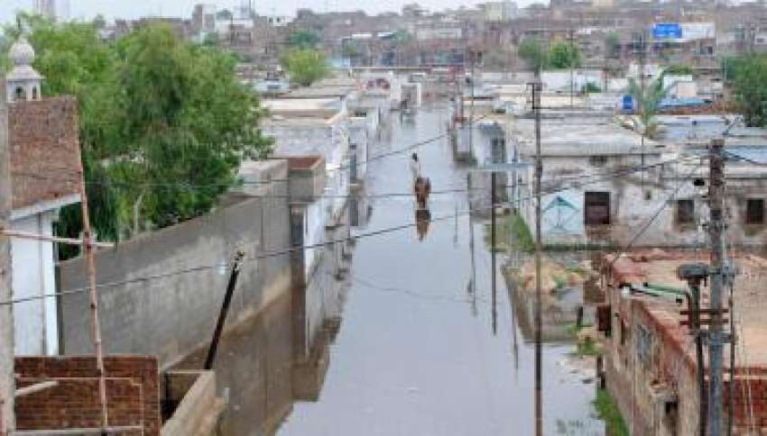 حیدر آباد، شدید بارش کے بعد ریلوے کوارٹرز کالونی پانی میں ..