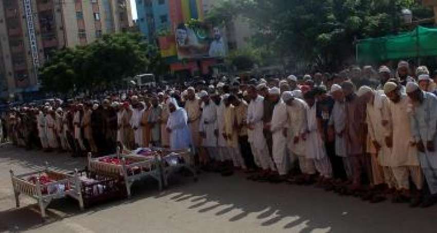 کراچی، لیاری بم دھماکہ میں جاں بحق ہونے والے بچوں کی نماز ..