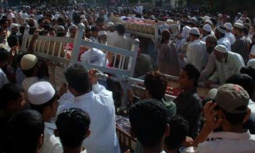 کراچی، لیاری بم دھماکہ میں جاں‌بحق ہونے والے بچوں کی میتیں ..