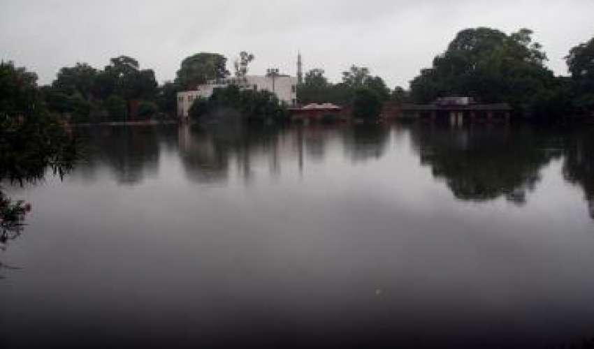 لاہور، شدید بارش کے باعث سمن آباد ڈونگی گھاٹ روڈ پانی میں ..
