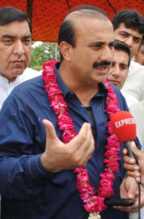 راولپنڈی، پیپلزپارٹی رہنما زمرد خان میڈیا سے گفتگو کر رہے ..