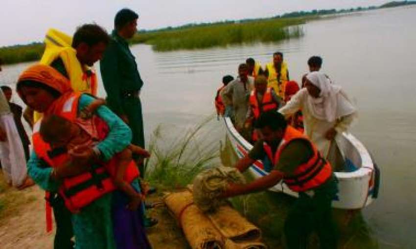 ڈیرہ غازی خان، ریسکیو 1122 کے اہلکار سیلاب متاثرین کو محفوظ ..