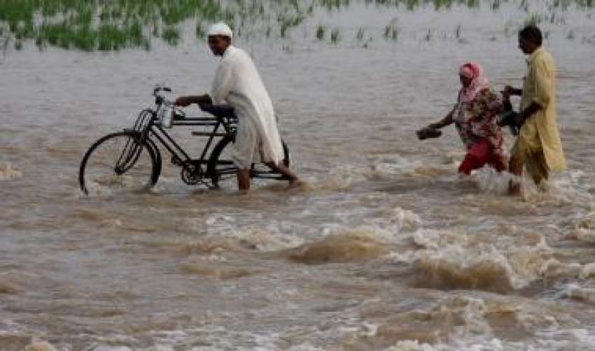 لاہور، کالا شاہ کاکو میں شہری سیلابی پانی سے گزر رہے ہیں۔