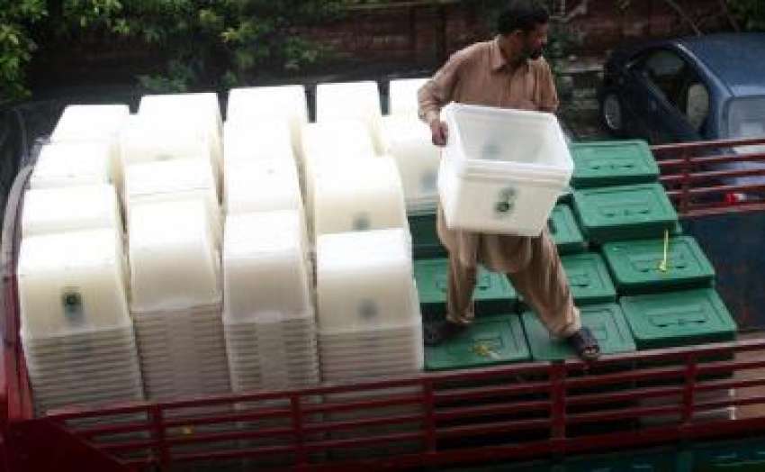 لاہور، ضمنی انتخابات کے موقع پر الیکشن کمیشن کا اہلکار پولنگ ..