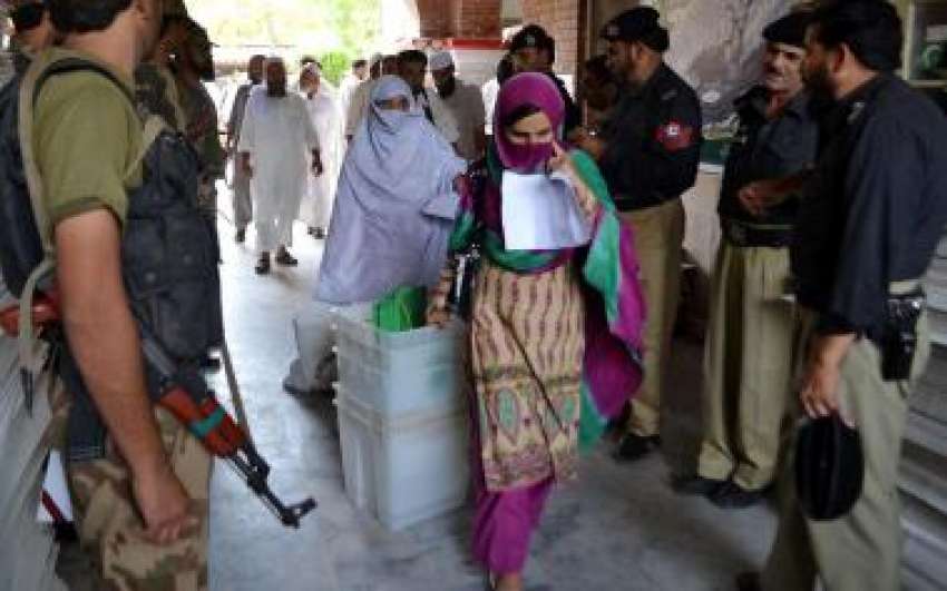 پشاور، حلقہ این اے 1 میں ضمنی انتخاب کے موقع پر خواتین پولنگ ..
