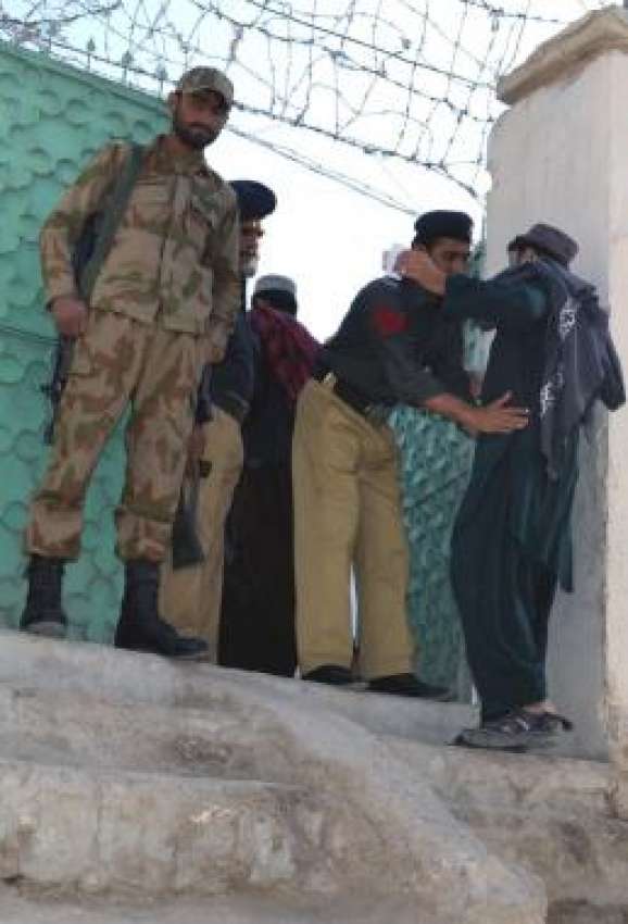 چمن: سکیورٹی اہلکار پولنگ اسٹیشن پر ووٹروں کی تلاشی لے رہے ..