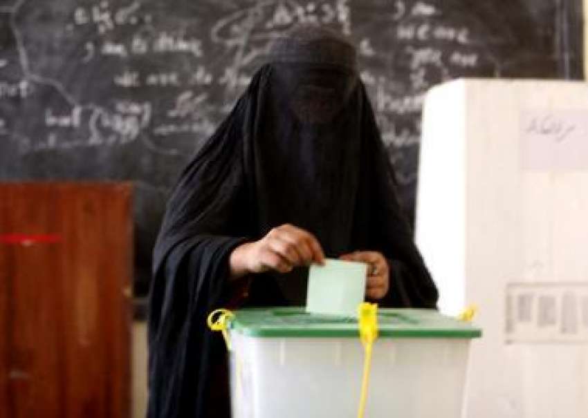 چمن، این اے 262 میں ضمنی انتخاب کے موقع پر ایک خاتون اپنا ووٹ ..