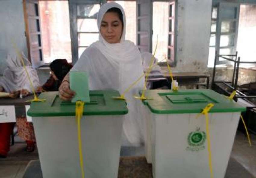 پشاور، حلقہ این اے 1  کے ضمنی انتخاب میں ایک لڑکی اپنا ووٹ ..