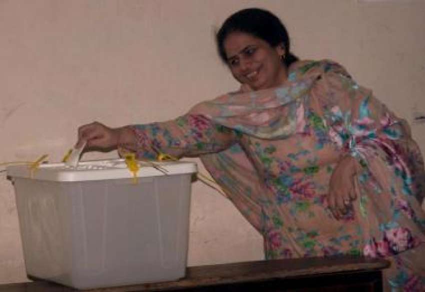 لاہور، پی پی 142  کے ضمنی انتخاب میں ایک خاتون اپنا ووٹ کاسٹ ..