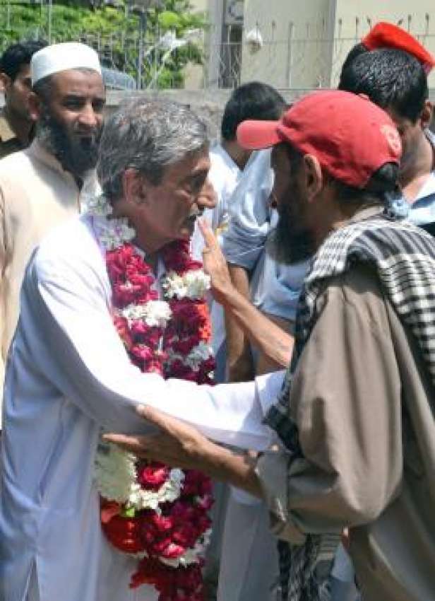 پشاور: اے این پی کے رہنما غلام احمد بلور الیکشن جیتنے کے ..