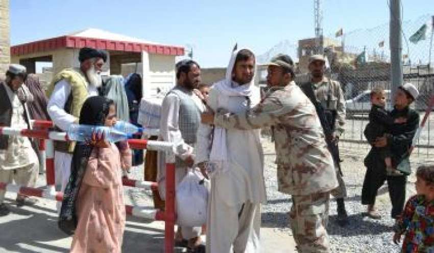 چمن: سکیورٹی اہلکار افغانستان سے پاکستان آنے والوں کی تلاشی ..