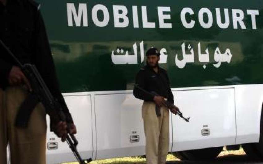 پشاور، پولیس اہلکار موبائل عدالت کے باہر الرٹ کھڑے ہیں۔