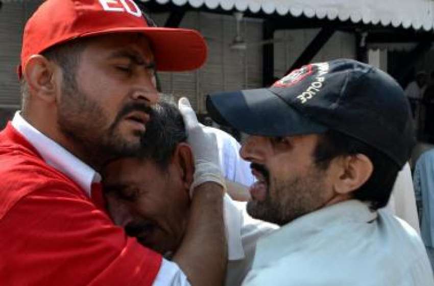 پشاور، ایک امدادی اہلکار قصہ خوانی بازار بم دھماکہ میں جاں‌بحق ..