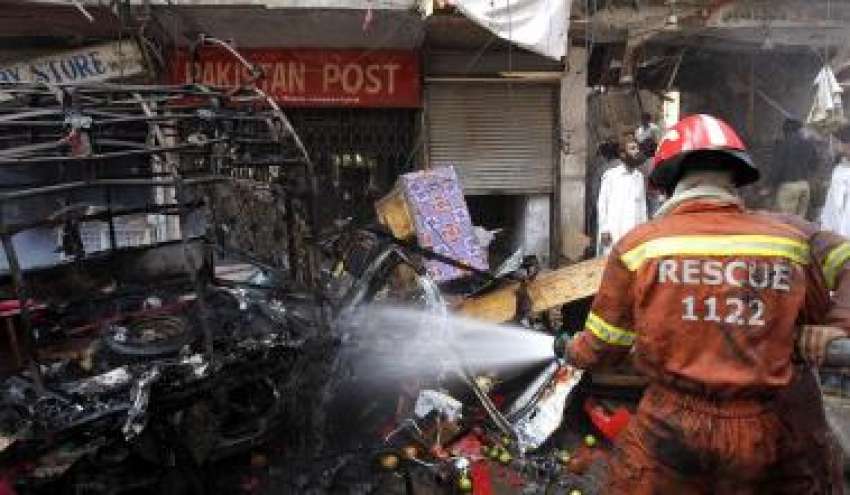 پشاور، امدادی اہلکار قصہ خوانی بازار میں بم دھماکہ کے بعد ..