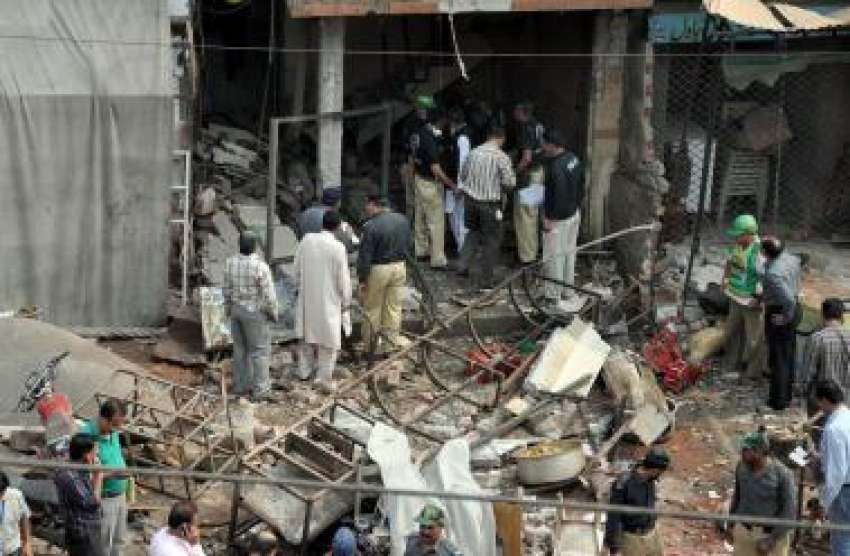 لاہور: پرانی انار کلی بم دھماکے کی جگہ پر پولیس اہلکار شواہد ..
