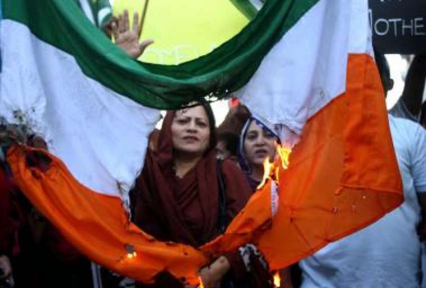 کراچی، یوتھ فورم کشمیر کے کارکن کشمیر پر بھارتی قبضے کے ..