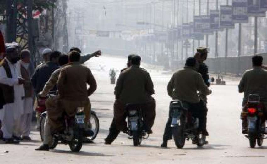 راولپنڈی، فوجی جوان کرفیو کے دوران موٹر سائیکل سواروں کو ..