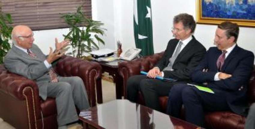 اسلام آباد: قومی سلامتی و خارجہ امور کے مشیر سرتاج عزیز سے ..