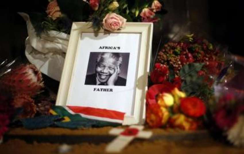 لندن: پارلیمنٹ اسکوائر کے قریب نیلسن منڈیلا کی یاد میں پھول ..