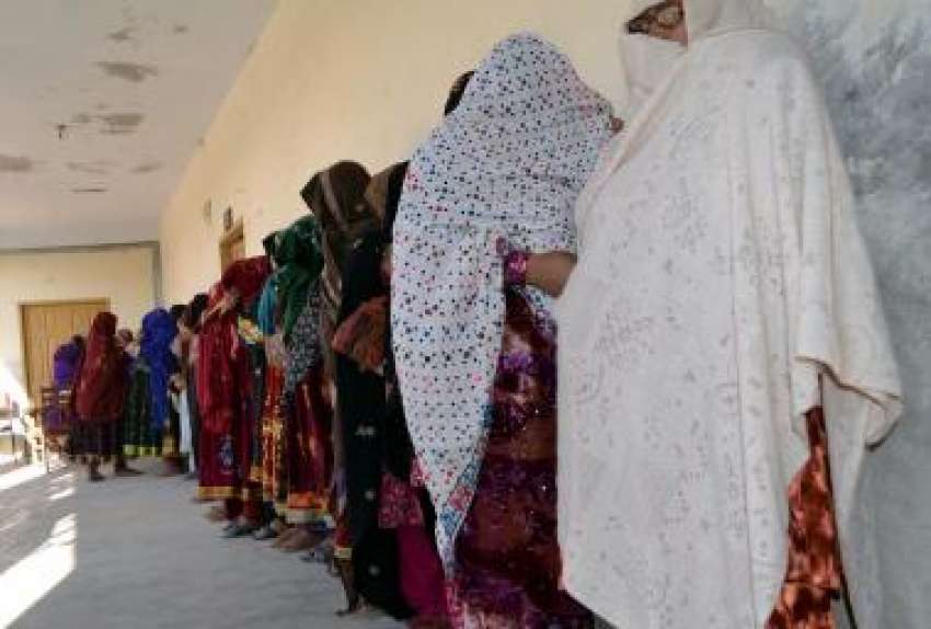 کوئٹہ: بلدیاتی انتخابات پر خواتین اپنا ووٹ ڈالنے کے لئے ..