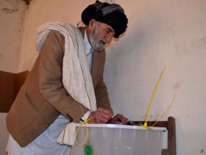کوئٹہ، بلدیاتی انتخابات کے موقع پر ایک معمر شہری اپنا ووٹ‌کاسٹ ..