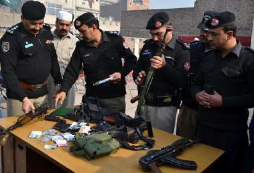پشاور: پولیس افسران دوران پریس کانفرنس دہشتگردوں سے برآمد ..