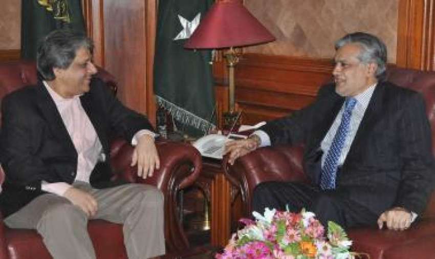 کراچی، وزیر خزانہ سینیٹر اسحاق ڈار گورنر ہائوس میں گورنر ..