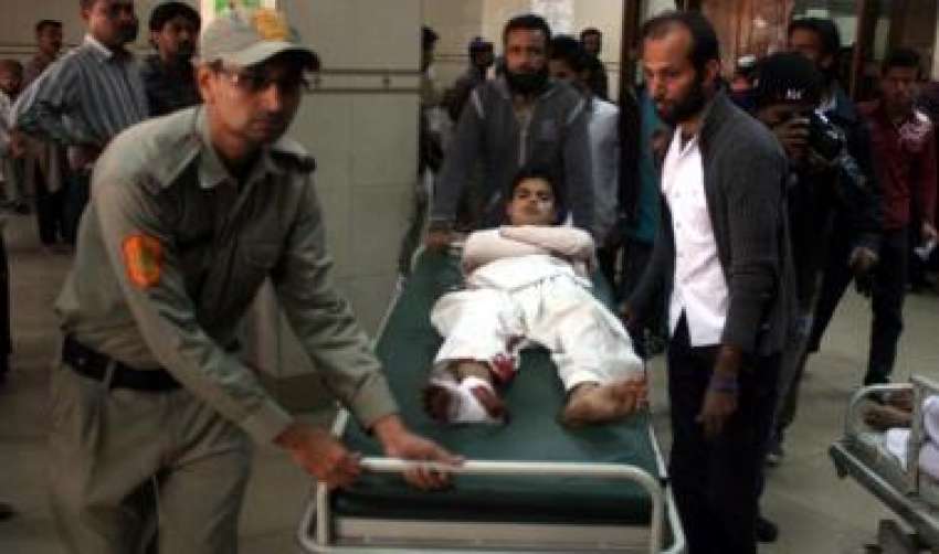 کراچی، اورنگی دھماکے میں زخمی ہونے والے ایک لڑکے کو طبی ..