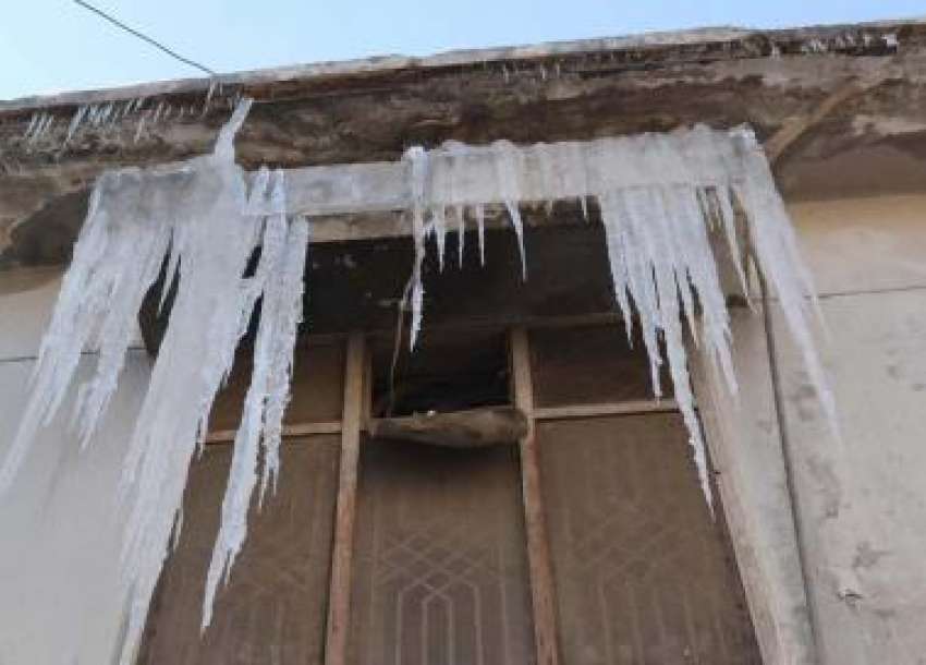 کوئٹہ، وادی کوئٹہ میں شدید سردی کے باعث ایک مکان کی چھت اور ..