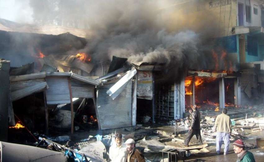 ایبٹ آباد: گمی اڈا کی مارکیٹ میں لگی ہوئی آگ کو لوگ بجھانے ..