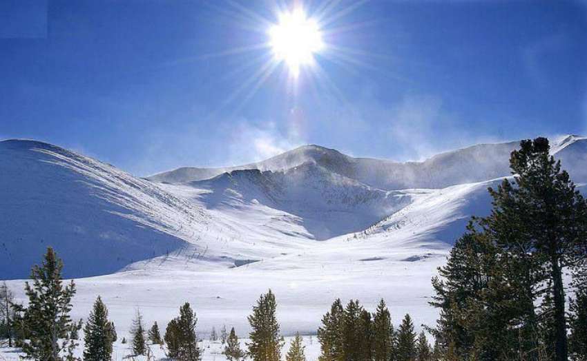 اپر دیر: برف سے ڈھکی پہاڑیوں پر نکلا سورج خوبصورت منظر پیش ..