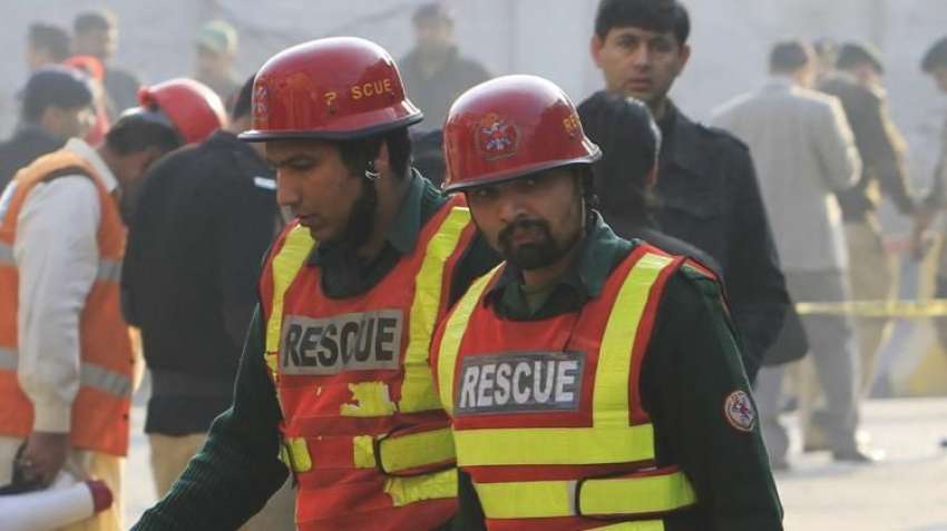 راولپنڈی: سکیورٹی چیک پر خودکش حملہ کے بعد ریسکیو اہلکار ..