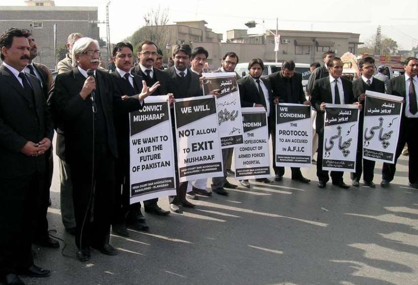 راولپنڈی: کچہری چوک میں وکلاء پرویز مشرف کیخلاف احتجاجی ..